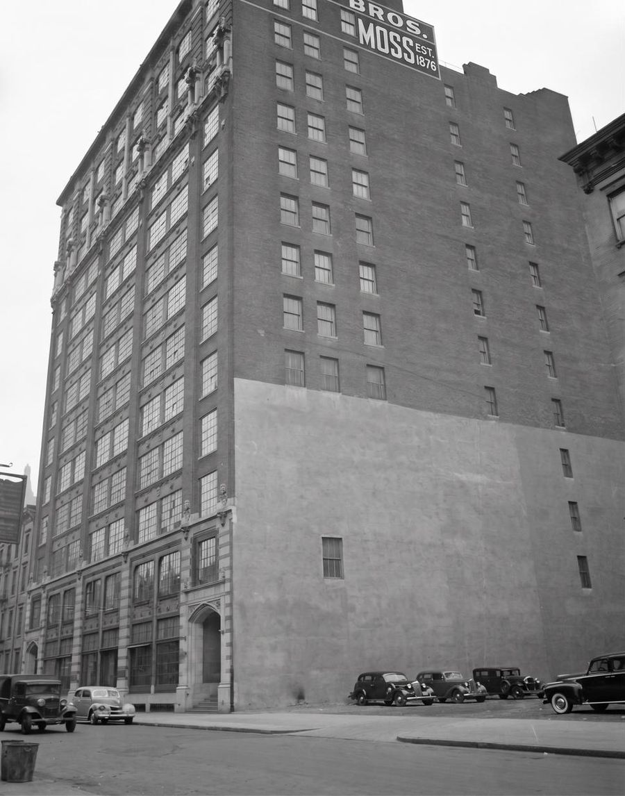 The Underhill Building photographed in 1940 — the Moss Brothers, Est. 1876 sign painted at the top of the building parapet, with cars at the curb